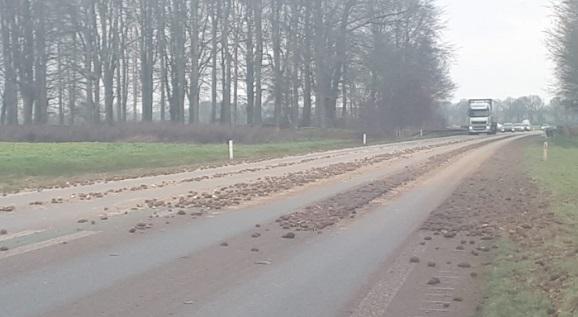 N34 uren afgesloten vanwege afgevallen aardappels uit vrachtwagen