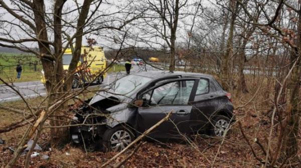 Auto schiet van afrit A28 de bosjes in