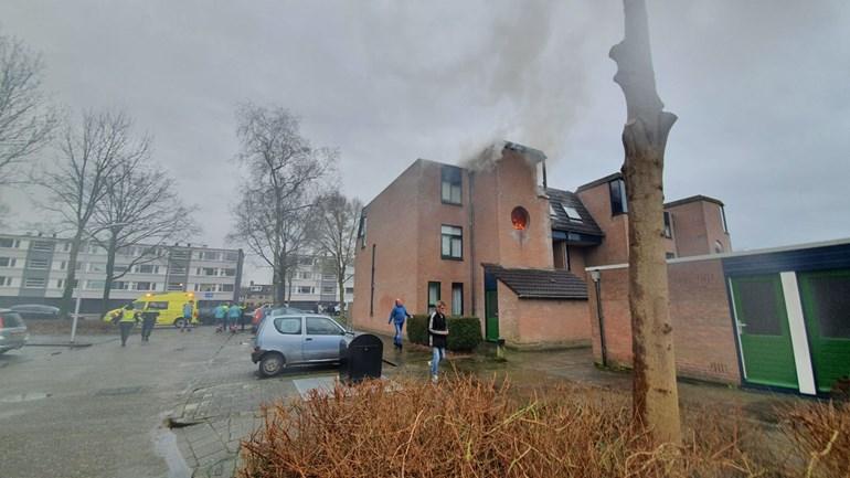 Kind en volwassenen uit huis gehaald na explosie en brand (video)