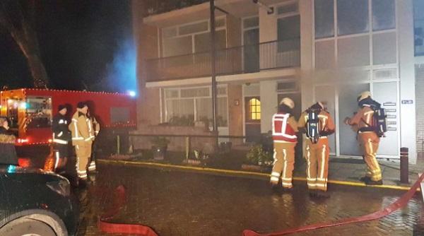 Brandweer ontruimd flat vanwege brand in kelder (video)