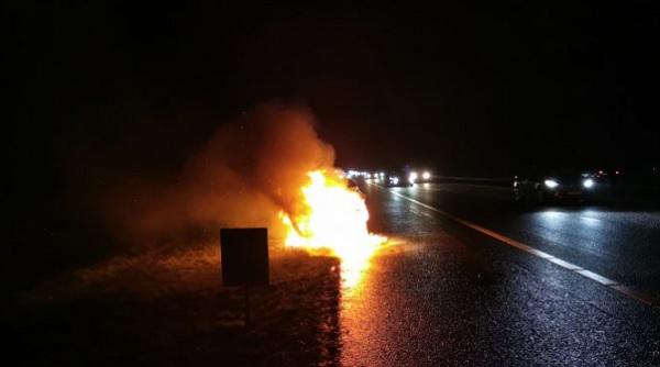 Auto vliegt in brand op A28 tussen Assen en Hoogeveen