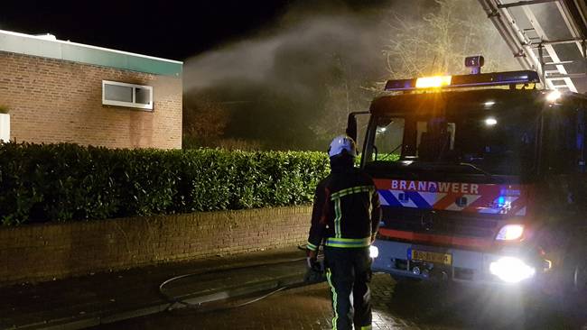 Brandweer blust keukenbrand in bungalow (Video)