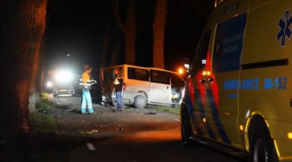 Omstanders halen bestuurder uit busje na zware aanrijding met boom