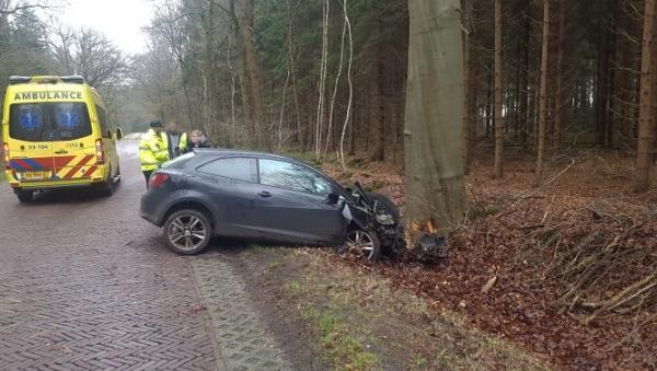 Bestuurder gewond na harde botsing tegen boom