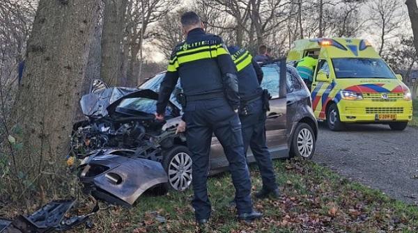 Opnieuw ongeval waarbij auto tegen boom aan botst (video)