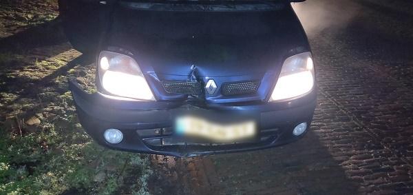 Bestuurder met auto er vandoor na botsing met boom