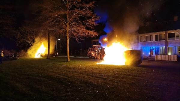 Twee busjes gaan in vlammen op; Politie doet onderzoek (video)