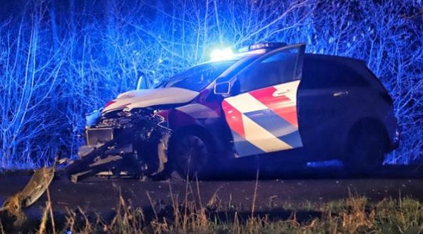 Politieauto en burgerauto crashen na achtervolging (video)