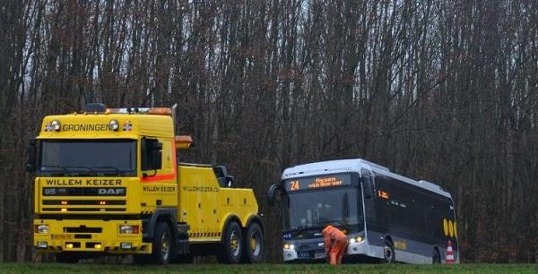 Lijnbus vast in de berm na keren op de weg