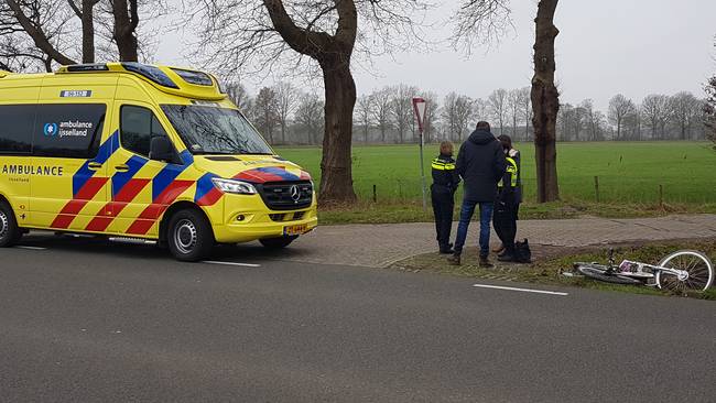 Gewonde bij aanrijding tussen auto en fietser (Video)