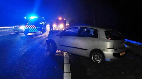 Moeder met twee kinderen met auto tegen vangrail A28