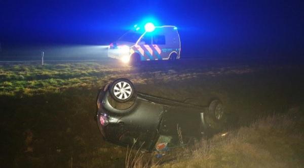 Auto vliegt over de kop na ongeval op N34 (video)