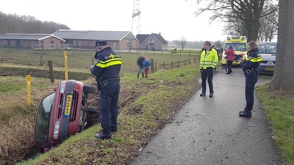 Vrouw gewond naar ziekenhuis na eenzijdig ongeval (video)