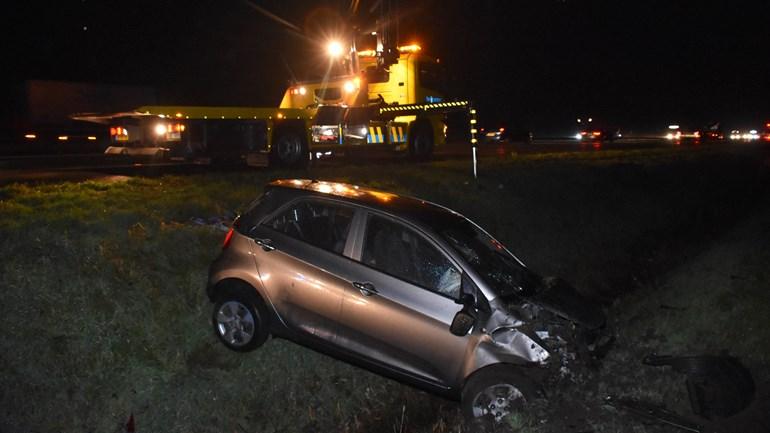 Auto de sloot in na ongeval op A28 (video)