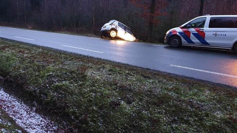 Auto van de weg door hagel tussen Rolde en Borger