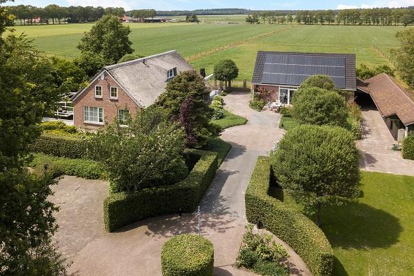 Te koop in Drenthe; Fraai gelegen rietgedekt landhuis met paardenboxen