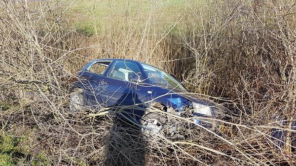 Auto raakt van de snelweg af en komt in de bosjes terecht (video)