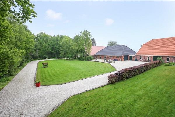 Te koop in Drenthe; woonboerderij met grote loods en garage