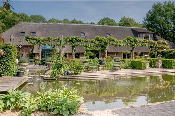 Te koop in Drenthe; grote woonboerderij met zwembad en weiland