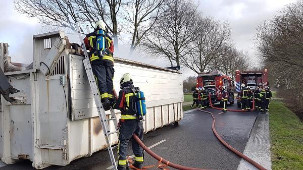 Container van vrachtwagen vliegt in de brand tijdens rijden
