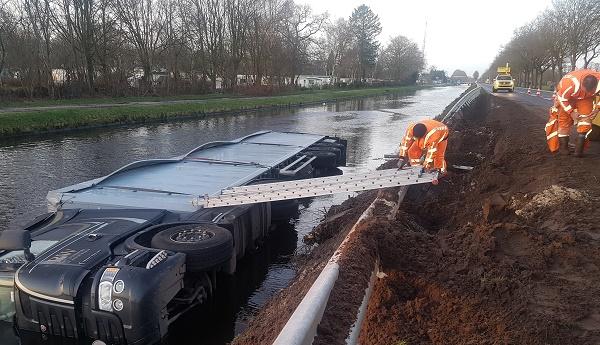 Vrachtwagen raakt te water in de Drentse Hoofdvaart (video)