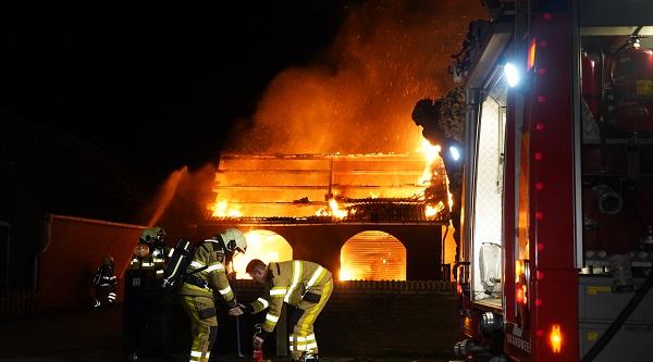 Brandweer weet woningen te behouden na grote brand in garage (video)