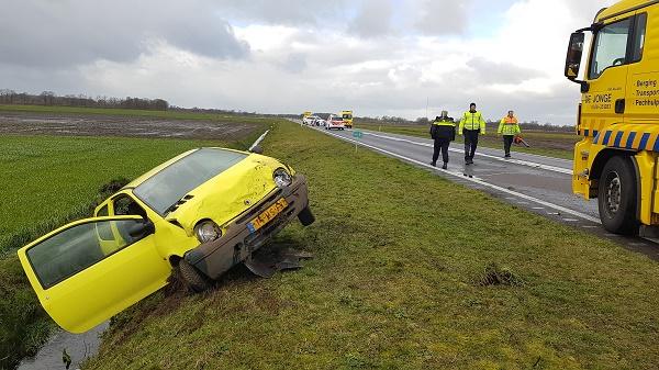 Auto schiet van de N381 en komt in de sloot terecht