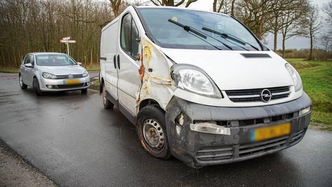 Bestelbusje botst tegen boom