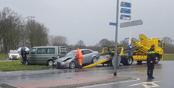 Auto en busje botsen met elkaar op bekende kruising