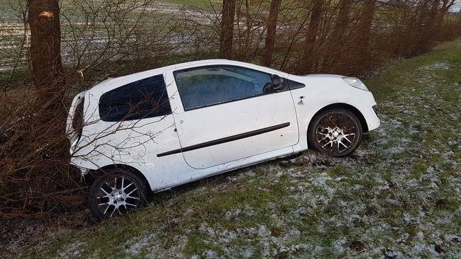 Auto raakt van de N381 (Video)