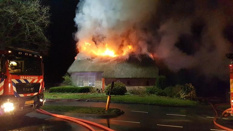 Rietgedekte woning volledig in vlammen op (video)