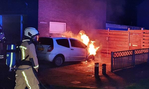 Brandweer weet erger te voorkomen bij autobrand (video)