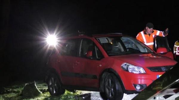 Auto schiet van de weg in komt in sloot terecht