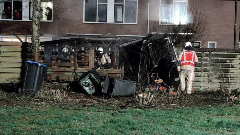 Brandweer weet woning te behouden bij uitslaande schuurbrand (video)