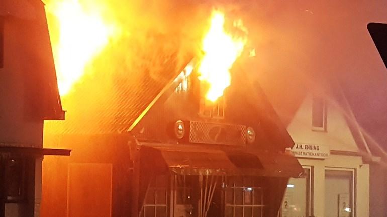 Grote brand verwoest pizzeria en beschadigd naastgelegen pand (video)