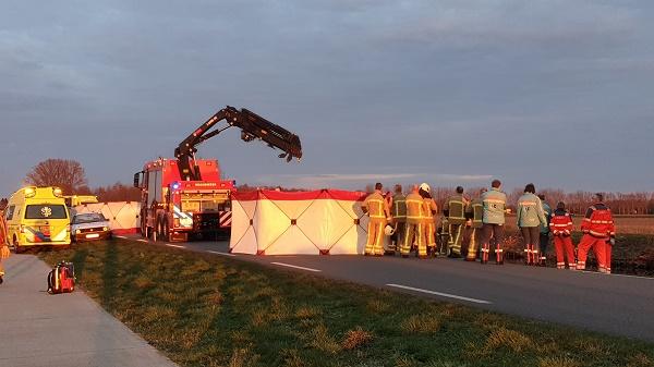 Man (34) overleden na te water raken met auto (video)