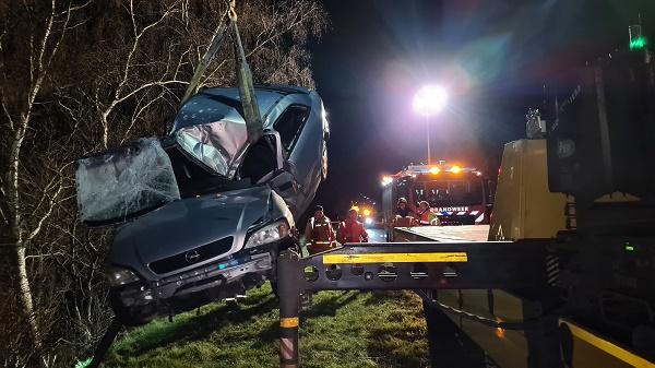 Automobilist vliegt over de kop en botst tegen boom op N381 (video)