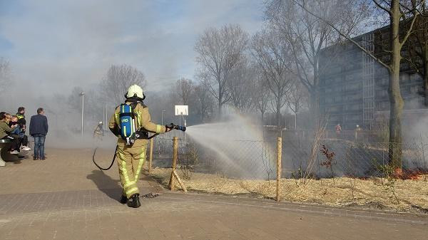 Buitenbrand in parkje zorgt voor veel rook (video)