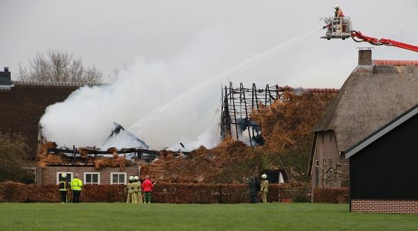 Grote brand legt rietgedekte boerderij in de as (video)