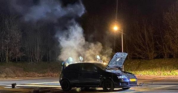 Auto zwaar beschadigd na brand (video)