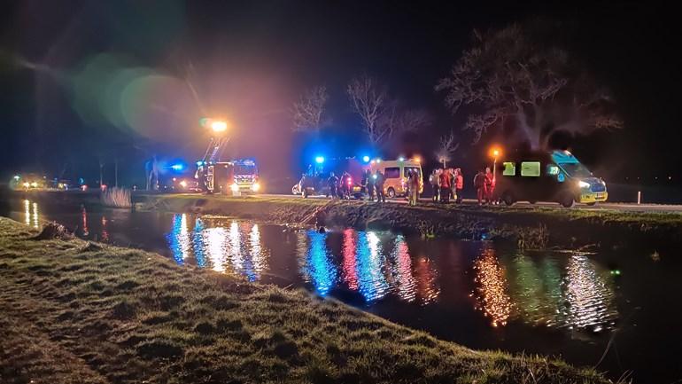 Traumahelikopter ingezet bij auto te water (video)