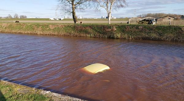 Bestuurder gewond na te water raken met auto