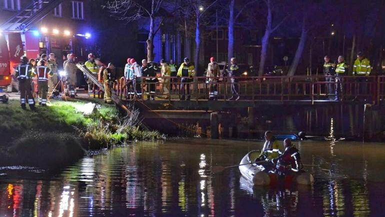 Auto beland in kanaal na achtervolging met politie (video)