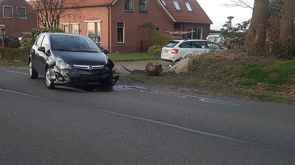 Auto zwaar beschadigd na botsing met kei langs de weg (video)