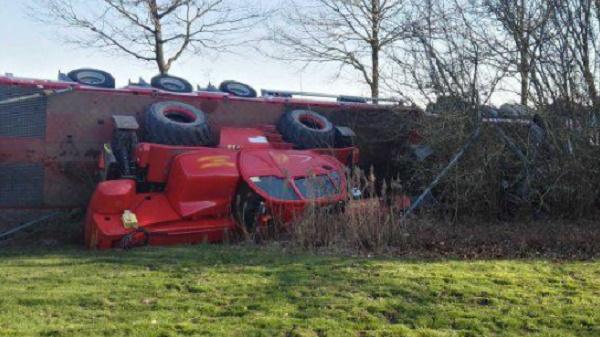 Doorgaande weg Niebert-Tolbert uren dicht door gekantelde vrachtwagen (video)