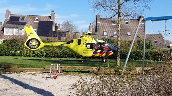 Traumahelikopter landt midden in speeltuin voor assistentie ambulance