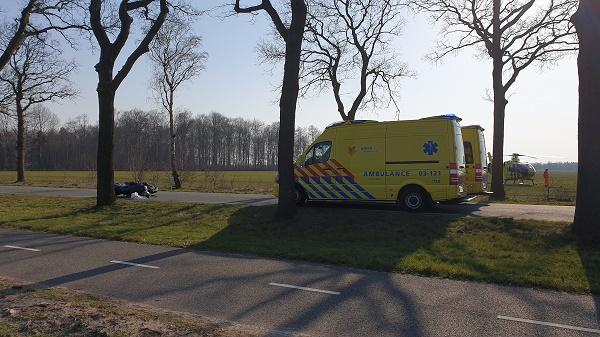 Traumahelikopter ingezet voor ernstig ongeval tussen auto en motor (video)