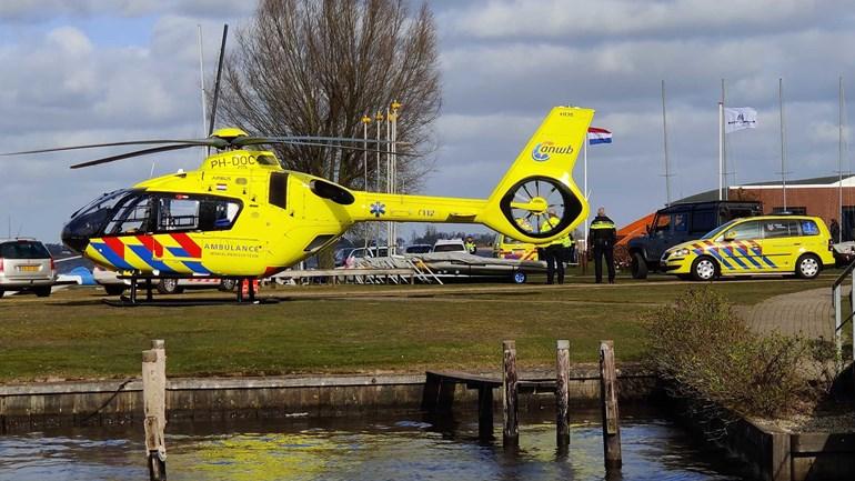 Surfer (18) bewusteloos uit water gehaald; Traumahelikopter ingezet (video)