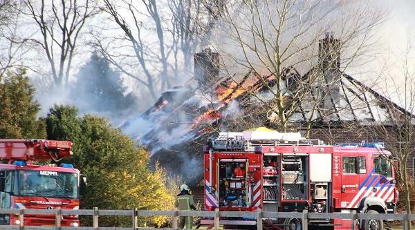 Grote brand legt boerderij in de as