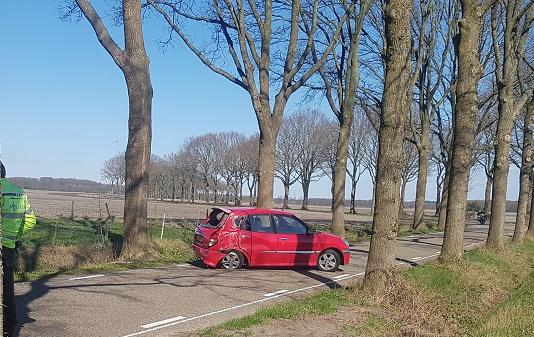 Vrouw gewond na botsing met boom tussen Hijken en Hooghalen